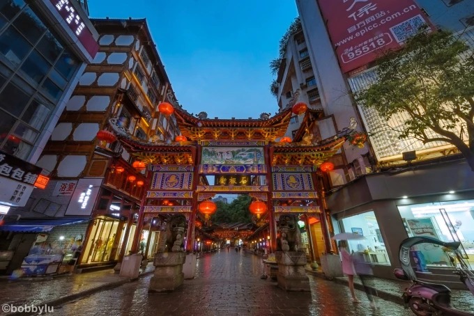 Rua das Lajes de Pedra no centro de Duyun, ladeada por pequenas lojas