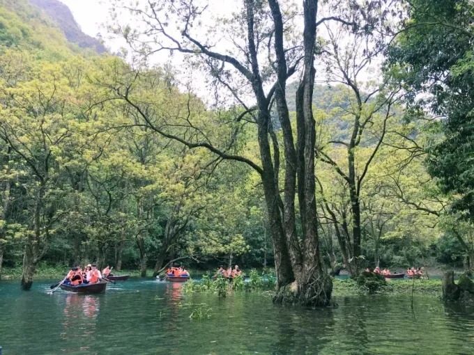 Barcas pequeñas en el lago Yuanyang