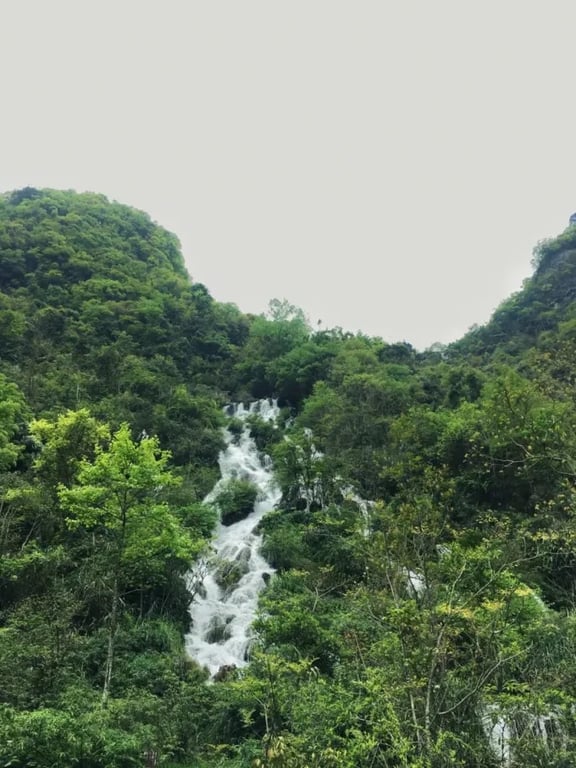 Cascada de Laya cayendo junto a un sendero