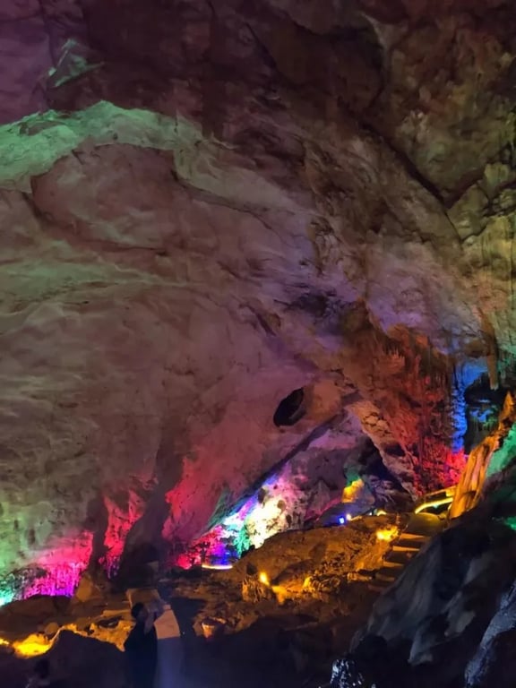 Interior de la cueva de Tianzhong con formaciones rocosas iluminadas