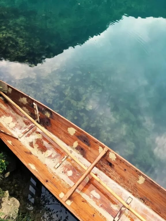 Agua cayendo por una presa en el estanque de Wolong