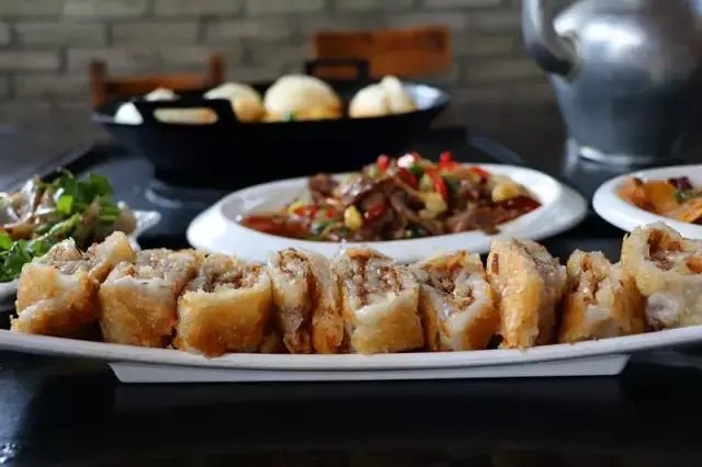 Lokale Snacks aus Lijiang in einem ungezwungenen Restaurant