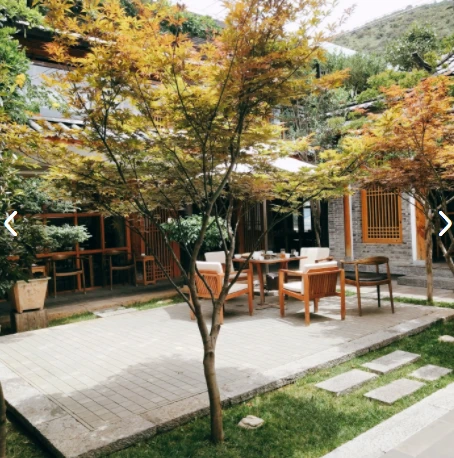 Innenhof-Restaurant im Naxi-Stil