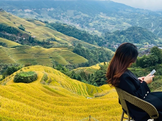 Gestaffelte Reisterrassen am Berghang in Longji, Guangxi