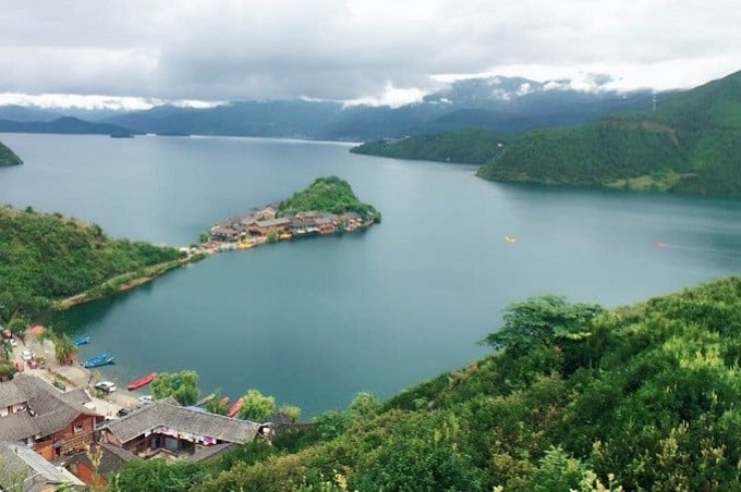 Der Lugu-See und die umliegenden Berge