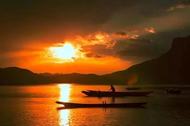 泸沽湖の夕景