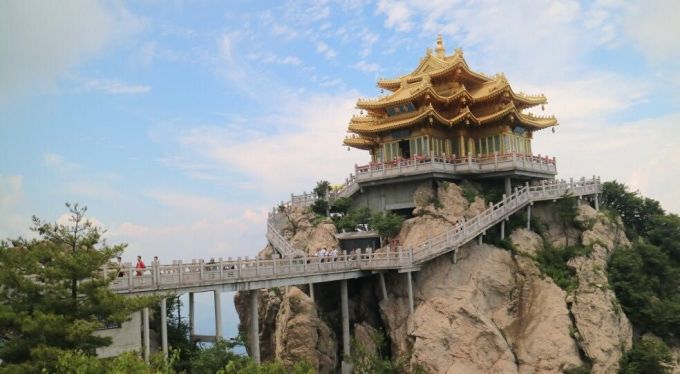 Bewaldete Hänge und Felsformationen am Laojun Shan bei Luoyang