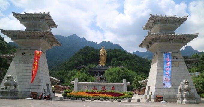 Trilhos e edifícios de templos no Monte Laojun