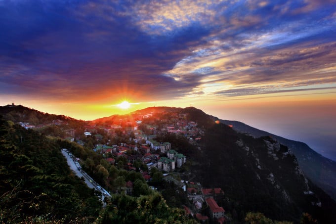 Toits et rues de Guling, la ville de montagne du Lushan