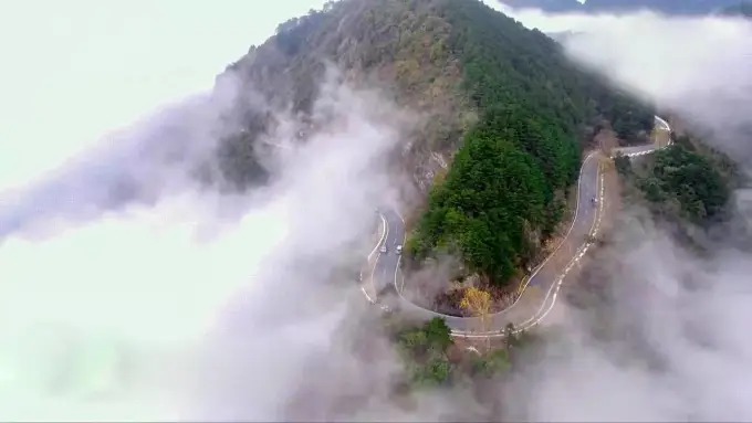 La route d'accès nord serpentant vers le Lushan