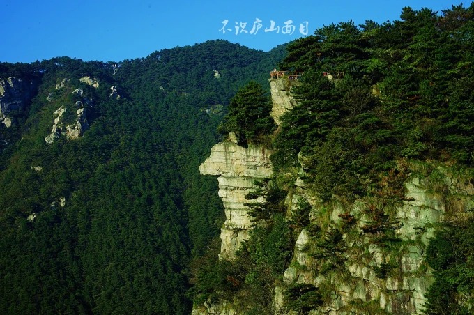 Formações rochosas perto da Gruta do Imortal em Lushan