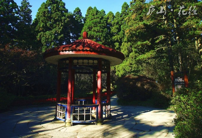Cabana de Bai Juyi no Caminho das Flores, em Lushan
