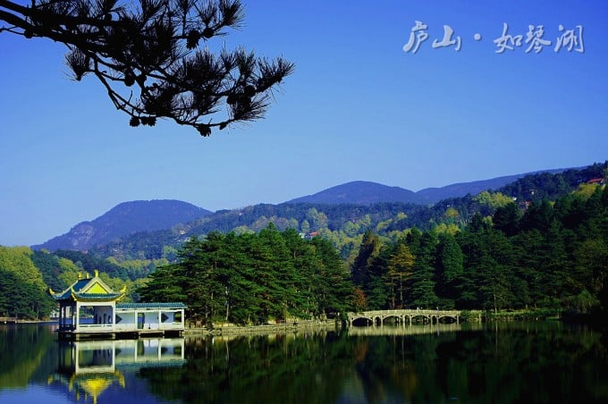 Margem arborizada no Lago Ruqin, em Lushan