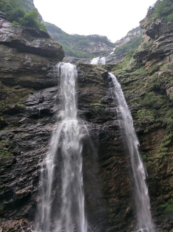 Paisagem de montanha enevoada em Lushan