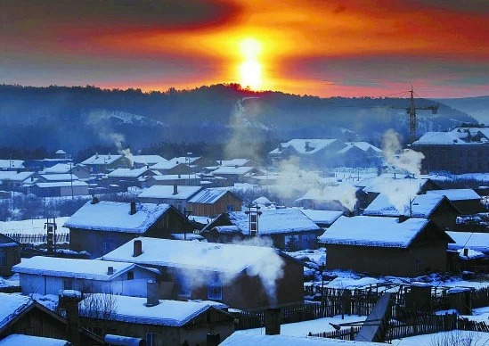 Telhado coberto de neve de uma casa de toras na Vila Beiji