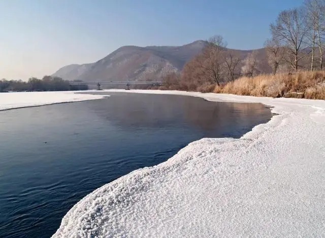 Rio de fronteira em Wusuli Shoal, Mohe