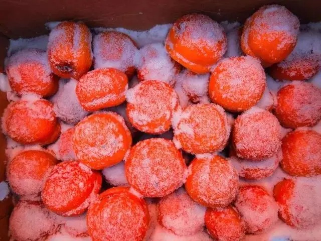 Dióspiros congelados e comida local em Mohe