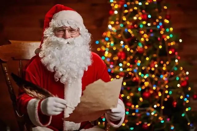 Szene des Weihnachtsdorfs im Schnee