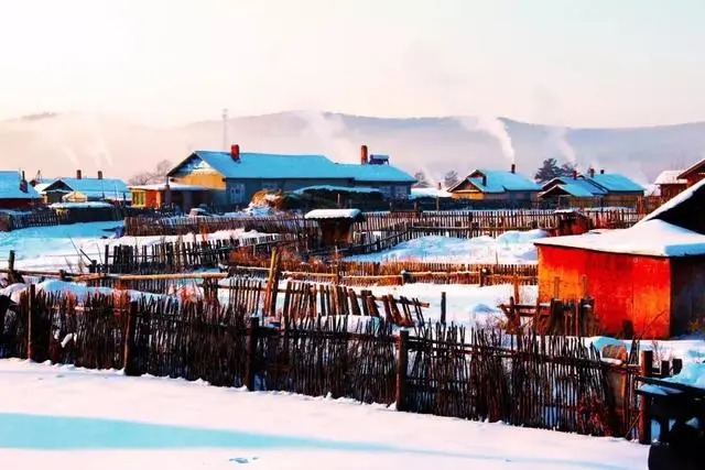Außenansicht einer Holzhütte im Winter