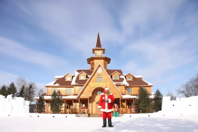 Santa-Claus-Figur im Arctic Christmas Village