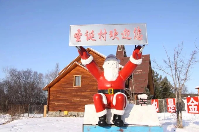 Weihnachtliche Gebäude und Dekorationen im Dorf