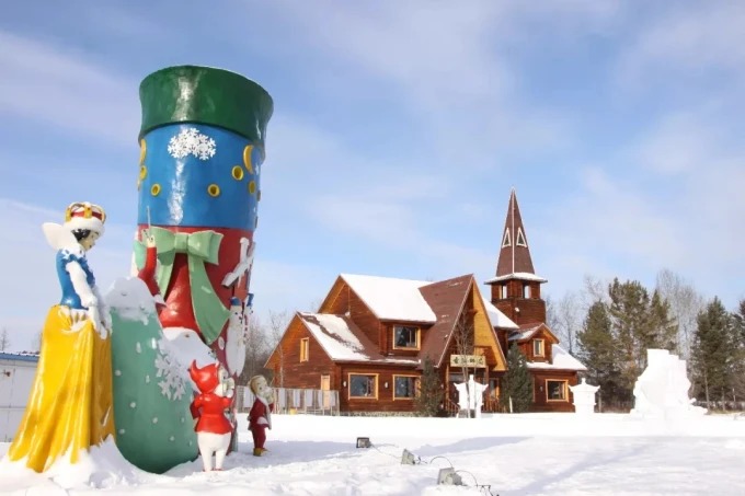 Große Weihnachtsstrumpf-Installation im Dorf