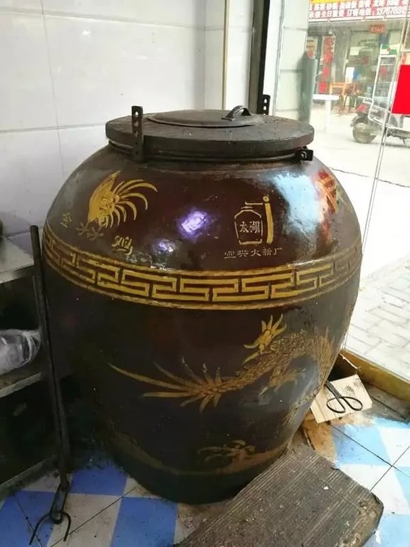 店先に置かれた大きな陶製のスープ壺