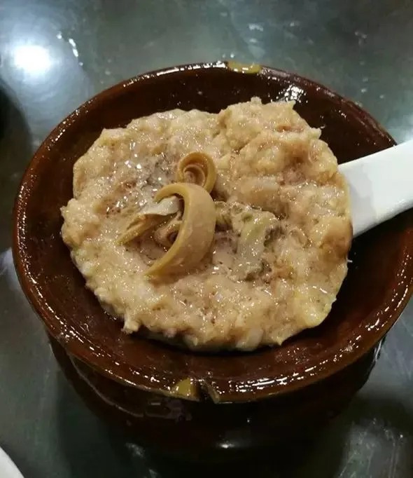 Ein kleines Glas mit Tintenfisch- und Fleischpastetensuppe