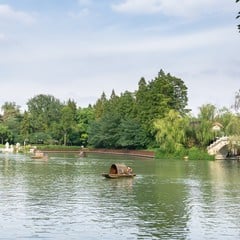 Water and small bridges in Nanjing's Bailuzhou Park