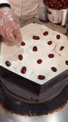 Teig bedeckt die Füllung und eine Jujube kommt darauf