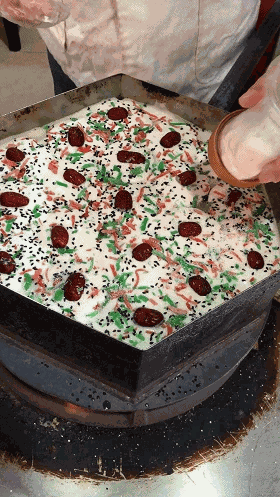 Zucker wird über die Reiskuchen gestreut