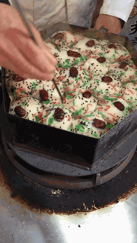 Die gebackenen Reiskuchen werden mit einem dünnen Holzspan getrennt