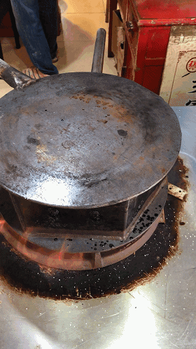 Erhitzen der Pfanne vor dem Backen der Reiskuchen