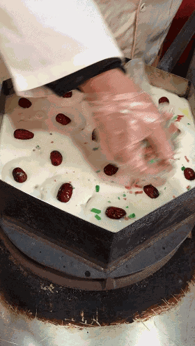 Rote und grüne Zierstreifen werden auf die Reiskuchen gestreut