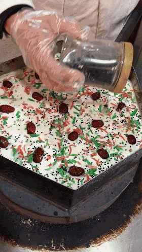 Schwarzer Sesam wird über die Reiskuchen gestreut