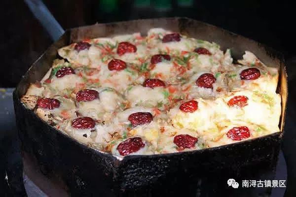 Ein Pflaumenblüten-Knödel aus Nanxun, ein runder Reiskuchen mit gemusterter Oberfläche