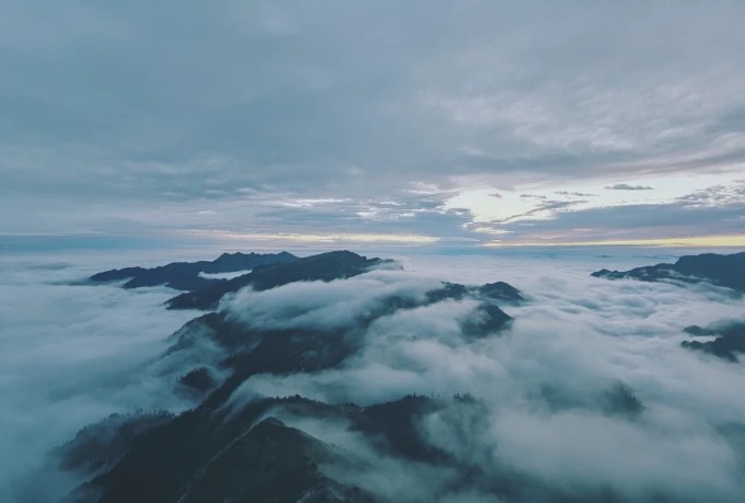 Un sendero que asciende hacia el Huajianshan