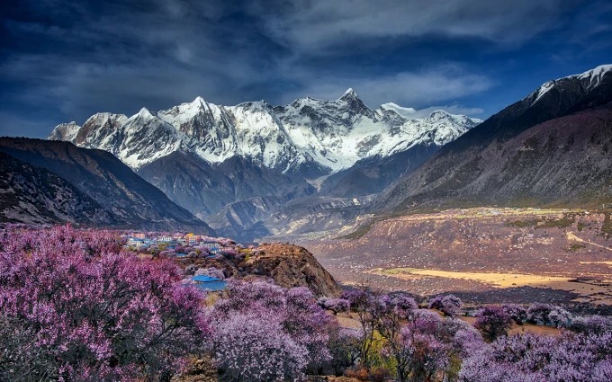 Das Dorf Suosong an einem Hang über der Yarlung-Tsangpo-Schlucht
