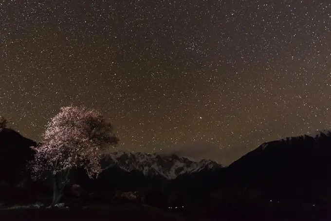 Nachthimmel über dem Dorf Suosong