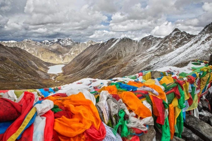 See und Hügel am Lhamo La-tso