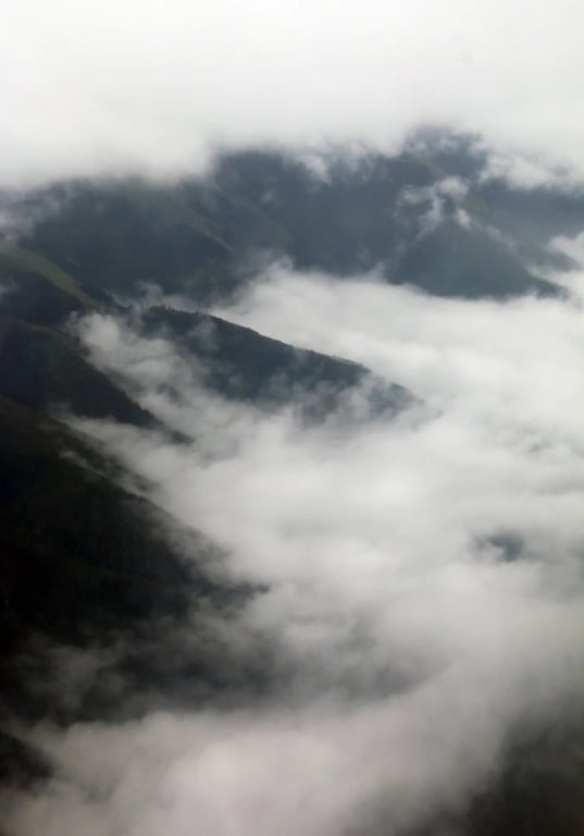 Luftaufnahme von Bergkämmen und Wolken bei Nyingchi in Tibet