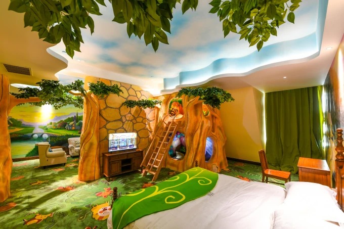 Treehouse-themed family suite
