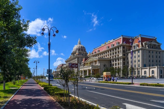 Prunkvolle Hotelfassade im europäischen Stil in Penglai
