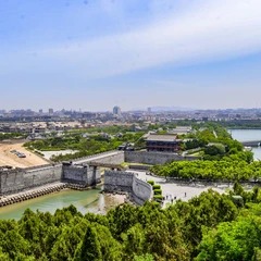 Blick auf die Anlage des Penglai-Pavillons an der Küste