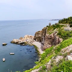 Klippenweg und Meer nahe dem Tianheng-Berg