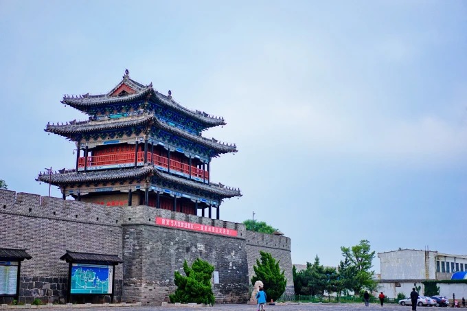 Traditionelle Gebäude über dem Meer an der Penglai-Grotte