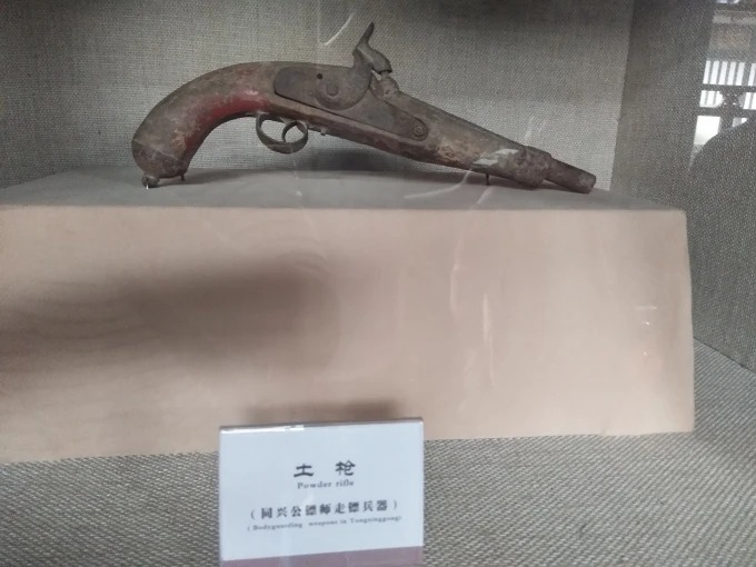 박물관 전시장에 놓인 옛 화기와 칼, 사슬 무기