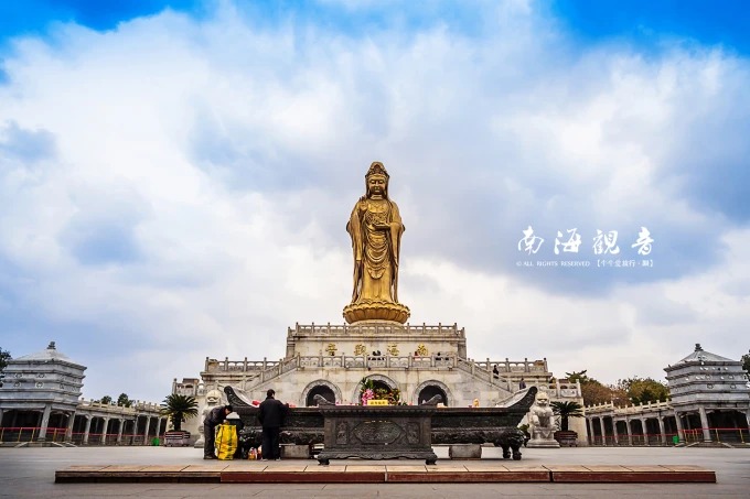 Die Nanhai-Guanyin-Statue und ihre Lage am Berghang