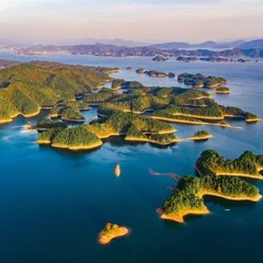 千島湖の島々と森に覆われた岸辺