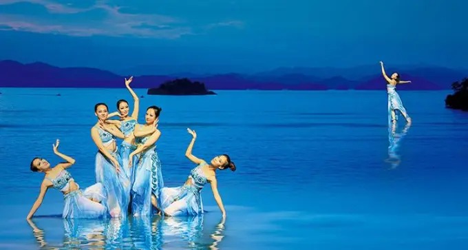 「水之霊」の水上ステージで演じる出演者